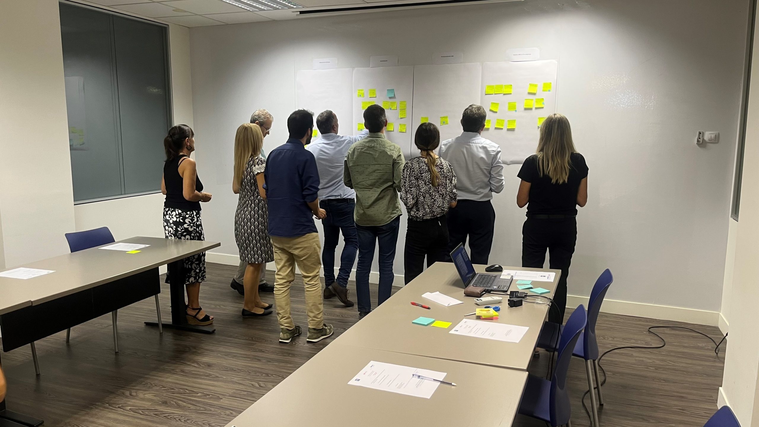 Grupo de Coordinación de BIM observando la pizarra de ideas